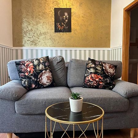 De Luxe 4 May Plaza Братислава Екстериор снимка