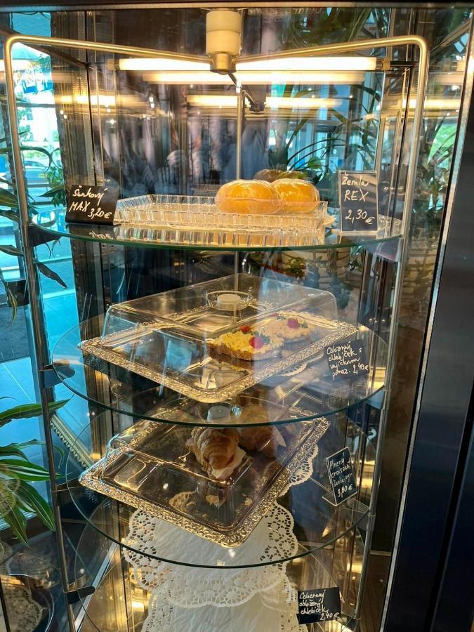 De Luxe 4 May Plaza Братислава Екстериор снимка