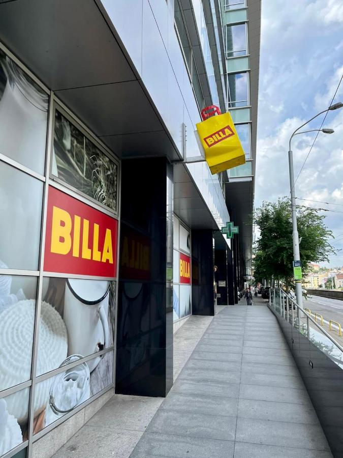 De Luxe 4 May Plaza Братислава Екстериор снимка