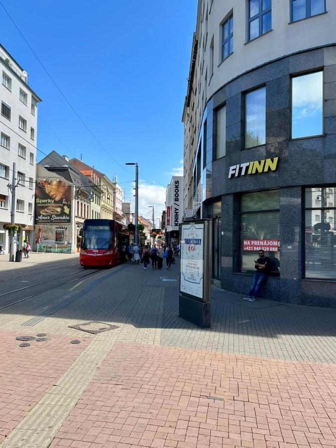 De Luxe 4 May Plaza Братислава Екстериор снимка