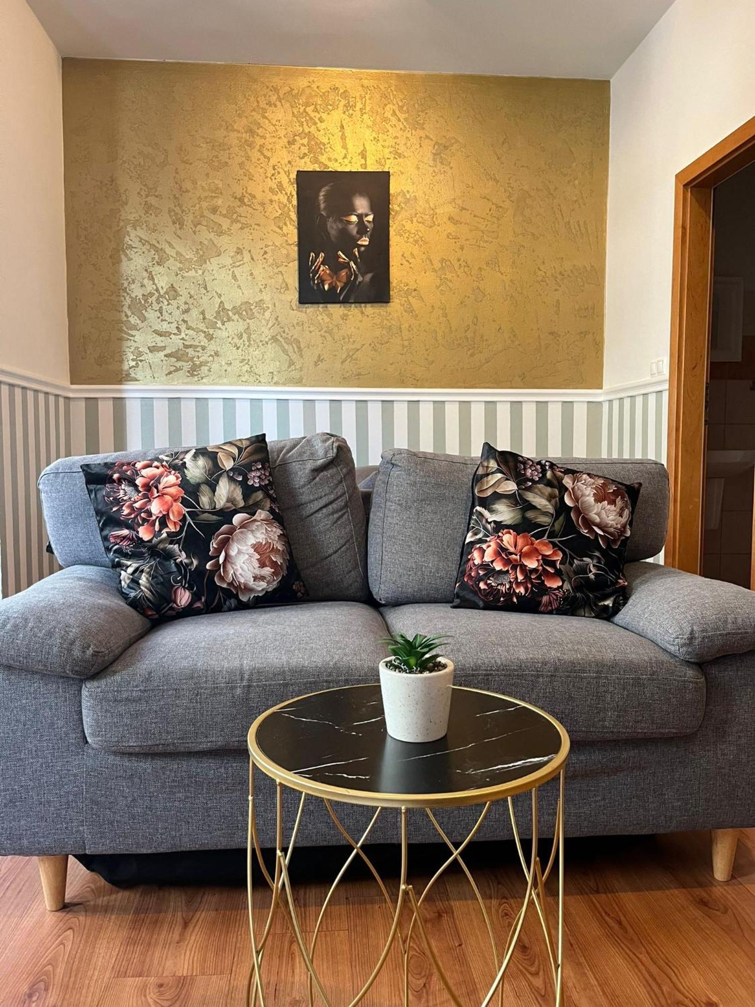 De Luxe 4 May Plaza Братислава Екстериор снимка
