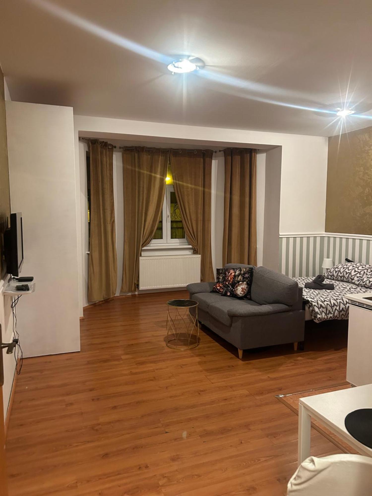 De Luxe 4 May Plaza Братислава Екстериор снимка